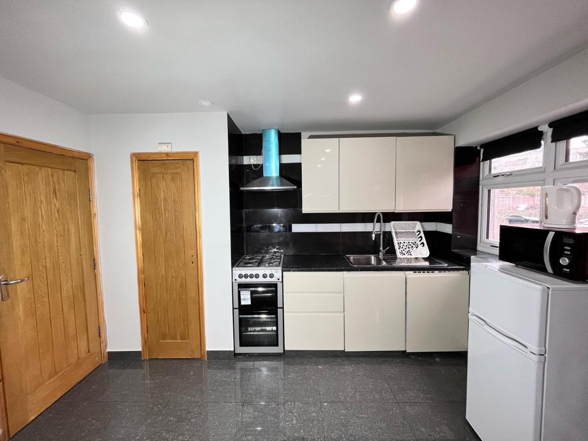 Full Studio Near Heathrow Airport & London Hayes  Exterior photo