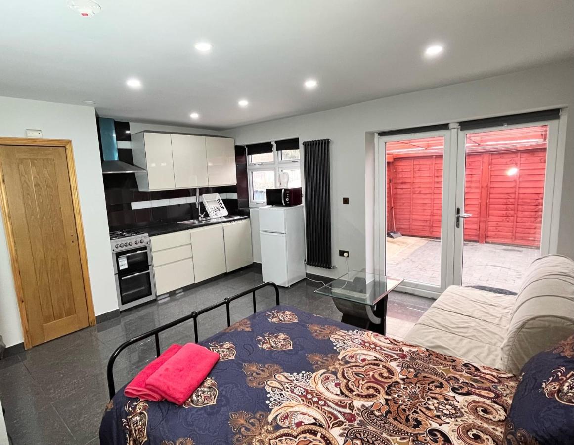 Full Studio Near Heathrow Airport & London Hayes  Exterior photo