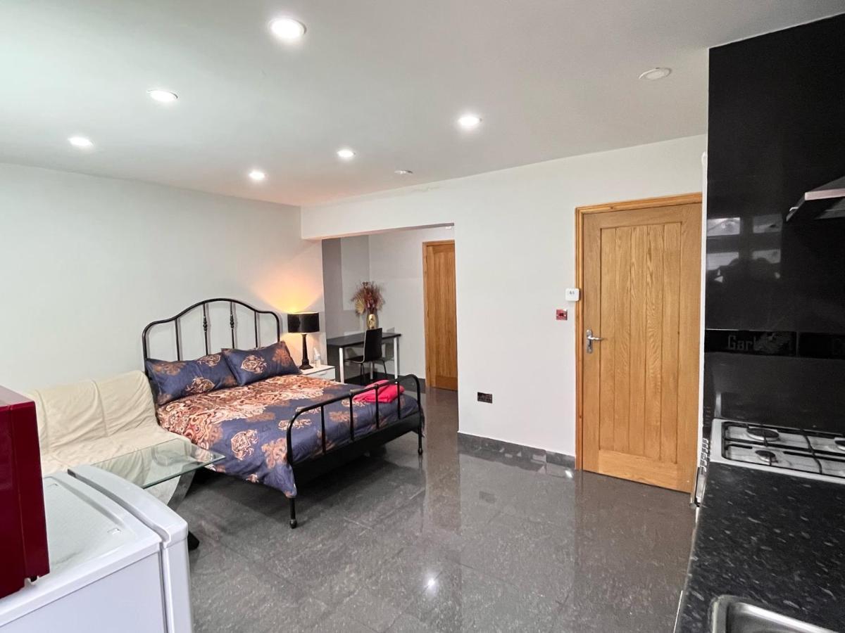 Full Studio Near Heathrow Airport & London Hayes  Exterior photo
